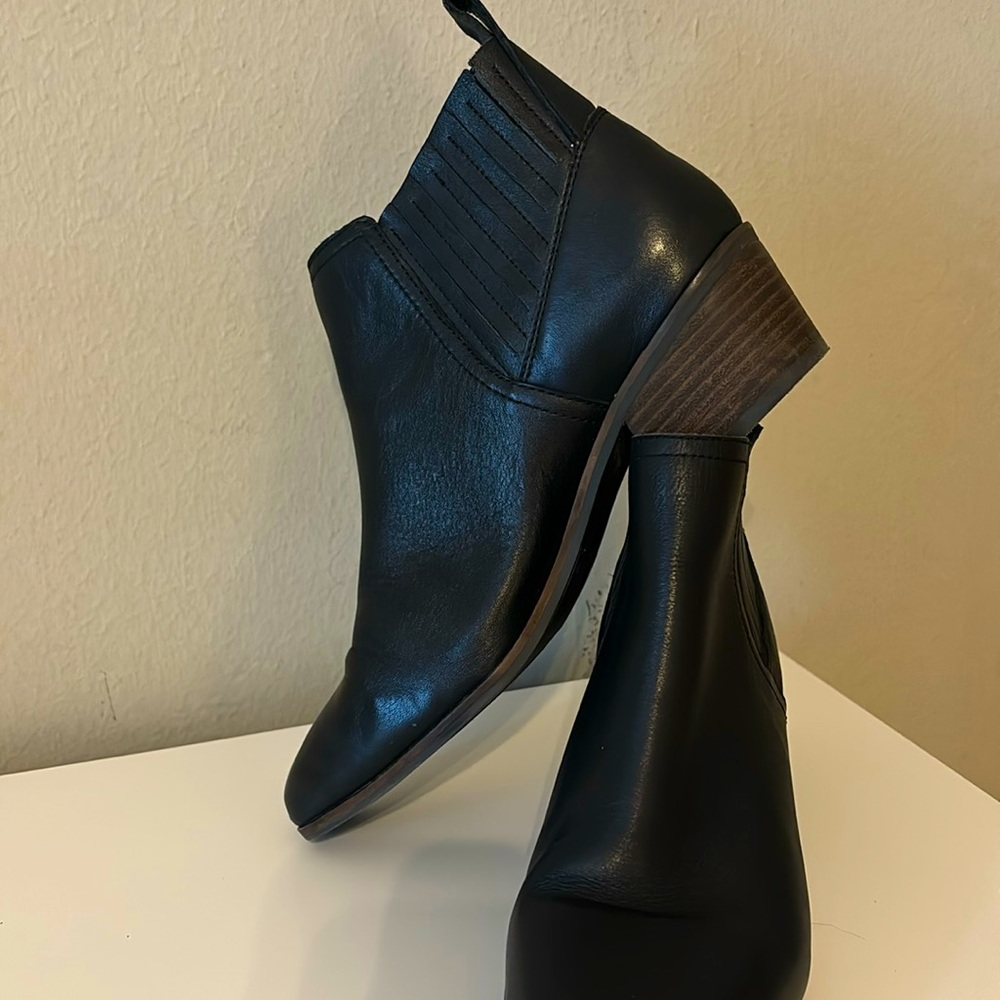 Women’s sz 9.5 Lucky Brand Pull On Heeled Boots